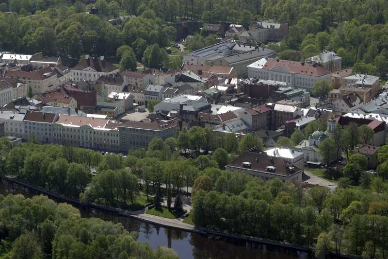 Vaade õhust. Ees Emajõe park; vanalinn, taga ülikooli peahoone. Tartu, 2005.