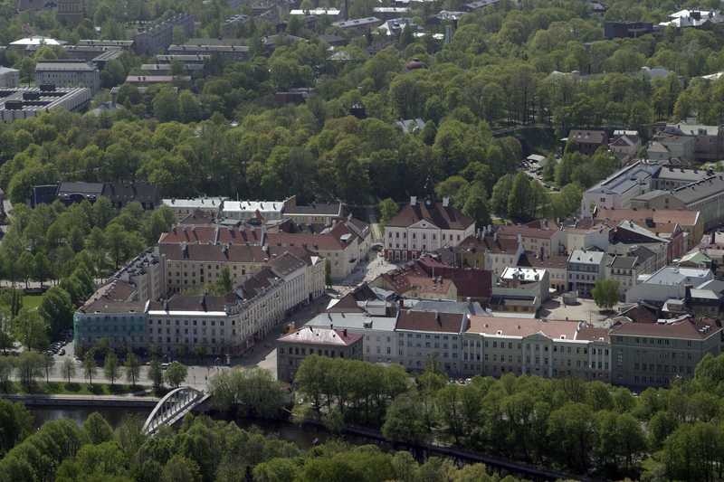 Vaade õhust. Raekoja plats; kaarsild. Tartu, 2005.