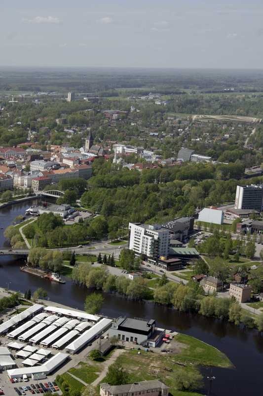 Vaade õhust. All ees avaturg; taga ülejõe piirkond. Tartu, 2005.