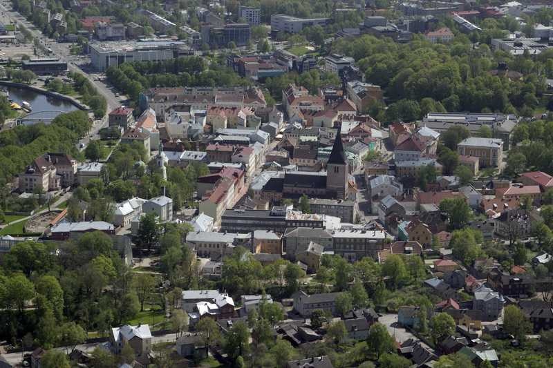 Vaade õhust. Vanalinn, keskel Jaani kirik.  Tartu, 2005.