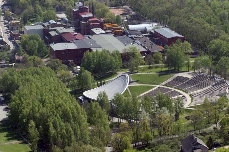 Vaade õhust. Tähtvere lauluväljak, taga õlletehas A Le Coq. Tartu, 2005.