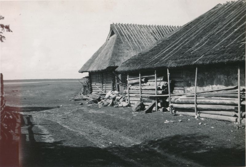 Photo. Farm buildings in Rumpos. Summer memories from Vorms in the album. 1933/34. Photo: J.F. Luikmil.
