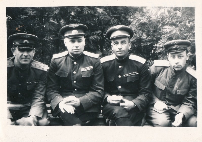 13. lennuväearmee juhtkond. Vasakult: 1) 281. lennuväe diviisi komandör polkovnik Gresko, 2) 13. lennuväearmee juhataja kindral Rõbaltšenko; 3) 277. ründelennudiviisi  kindralmajor Hosminski; 4) ?. 1941-1944