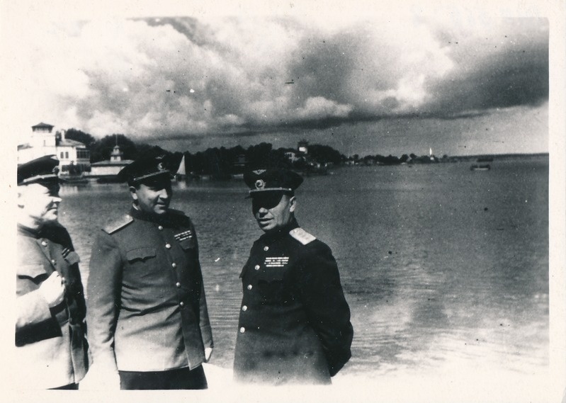 Tartu vallutuslahingutes (1944) osalenud: 13. lennuväearmee juhataja S. D. Rõbaltšenko (paremal), kindral Andrejev. Haapsalu, 1945.