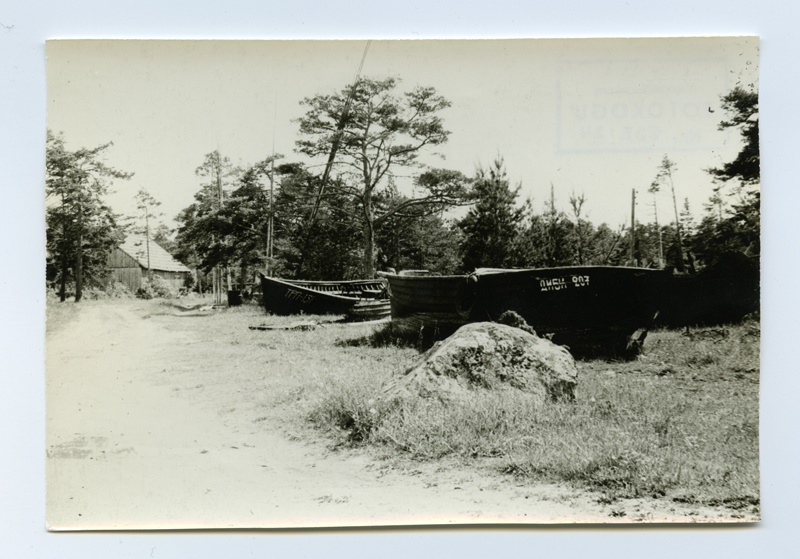 Dry-drawn boats on Vormsil Diby