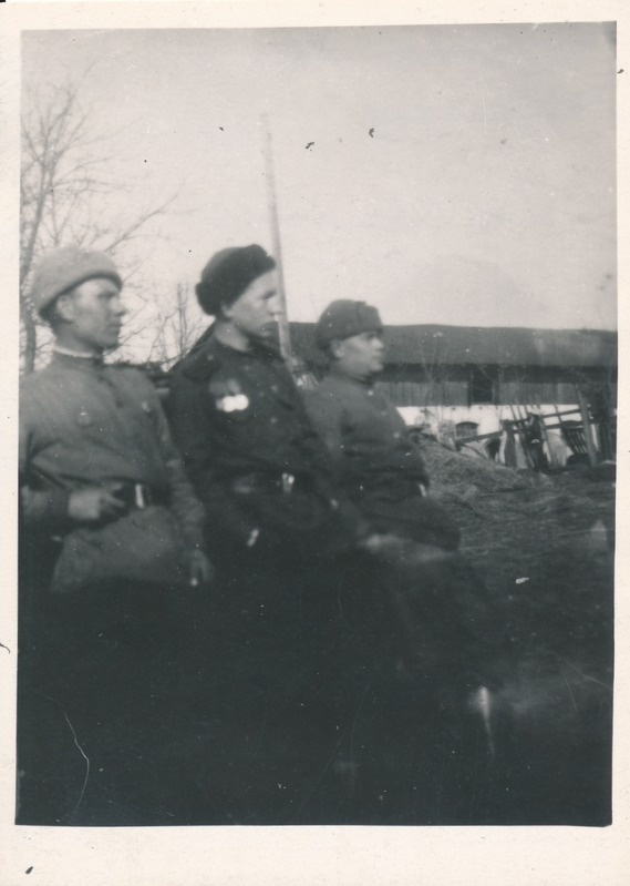 86.  laskurdiviisi 248. kahurväepolgu autojuht Fomitsev ja adjutant Gusjatnikov  (polkovnik Skubakovi  alluvuses). 1945