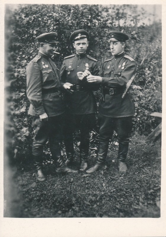 86. laskurdiviisi 284. kahurväepolgu major P. J. Širokov, alampolkovnik S. A. Ventskevets, major M. A. Skubakov.  1945