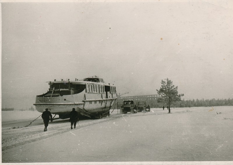 Mootorlaeva Vanemuine vedamine Kulgu sadamasse, 1964.