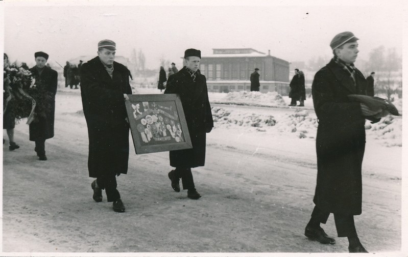 Juhan Simmi matus. Matuserong; laulupeojuhi märke kannavad Aare Purga (vasakul) ja Alo Ritsing (paremal). Tartu, 26.12.1959. Foto A. Nilson.