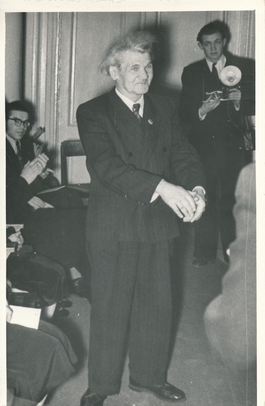 Tartu Üliõpilasmeeskoori 45. aastapäeva kontsert TRÜ aulas: Juhan Simm läheb juhatama oma laulu "Oma saar" ettekandmist. Tartu, 23.03.1957. Foto A. Nilson.