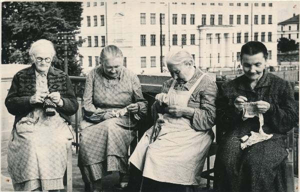 Tartu Invaliidide Kodu; naised kudumas. 1957