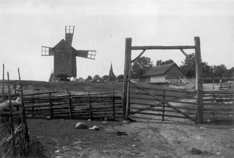 Photo. Borby village gate. Farms, wind, hang. Summer memories from Vorms in the album. 1933/34. Photo: J.F. Luikmil.