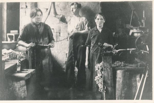 Grupifoto. Tartu Põllutöömasinate tehas Võit eelkäija Tartu metallivabriku G. ja H. Lellep töötajad. 1928.a.