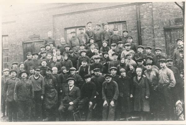 Grupifoto. Tartu Põllutöömasinate tehas Võit eelkäija Tartu metallivabriku G. ja H. Lellep töötajad. 1933.a.