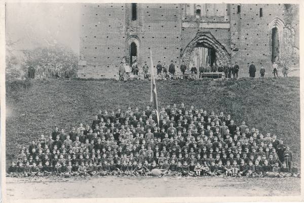 Grupifoto. Tartu Hugo Treffneri gümnaasiumi õpilased ja õpetajad Toomkiriku juures. 19. sajand.