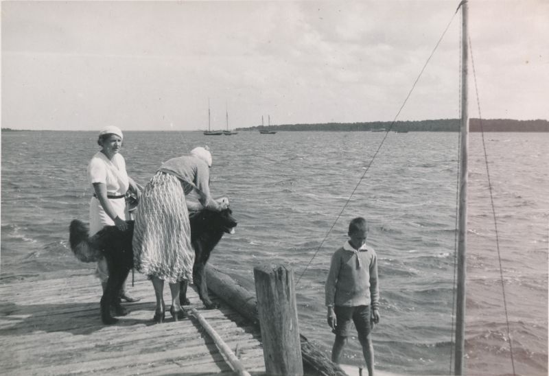 Photo. Rulby boat harbour and summertimes.  Summer memories from Vorms in the album. 1933/34. Photo: J.F. Luikmil.