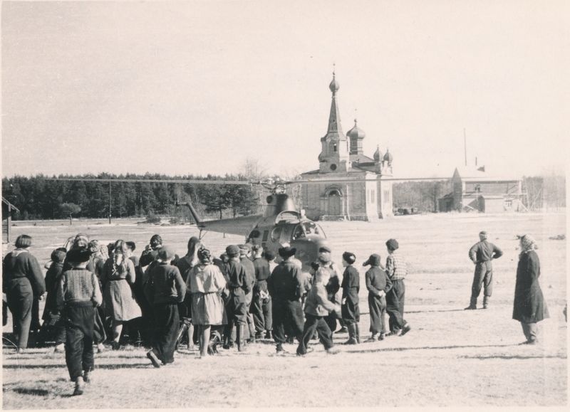 Photo. For the first time helicopter arrived at Vorms in 1950 - then to treat children. Black and white.