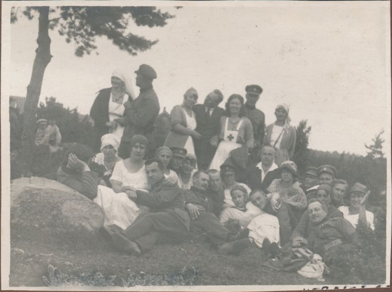 Photo. Nurses and company in Vorms.