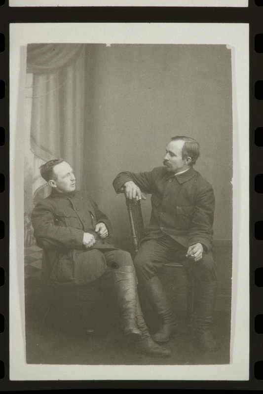 Kaks meest istuvad toolidel