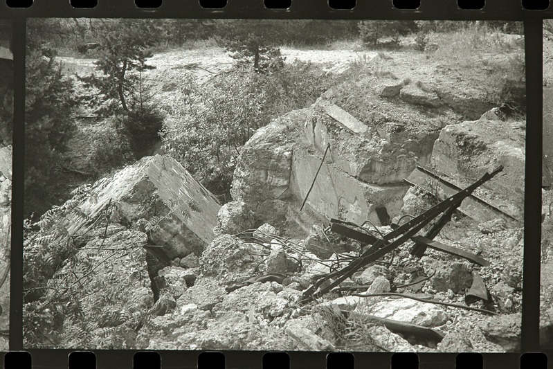 Aegna 12" patarei nr 15 purustatud vasakpoolse suurtüki blokk, 1989