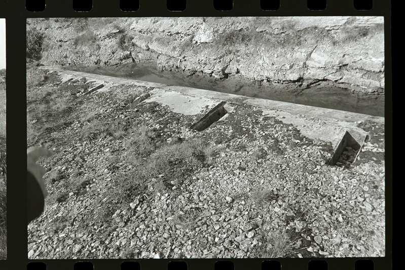 Purunenud piire rooduvarjendi katusel, 1987