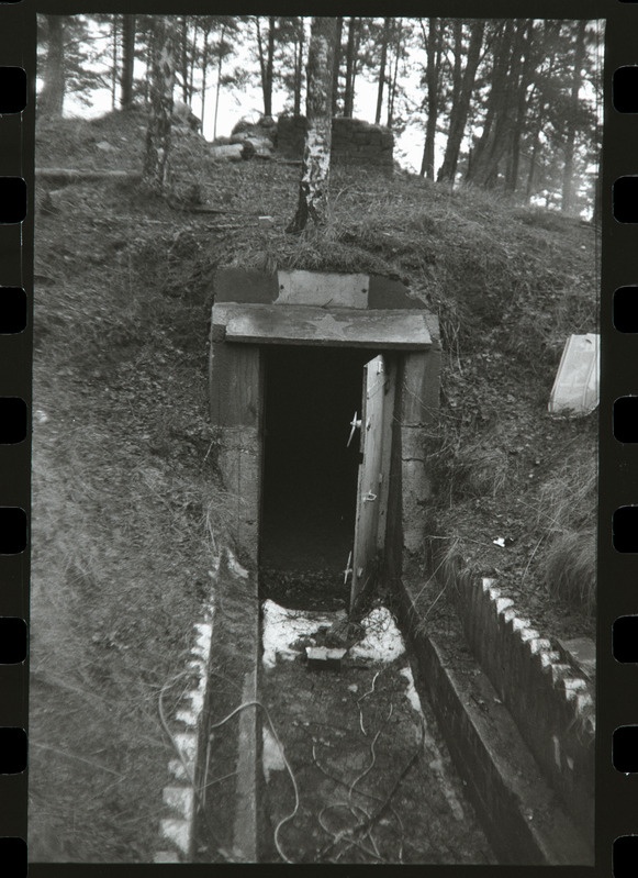 Tahkuna 180mm rannapatarei radarijaama (1990) laohoone, 1995