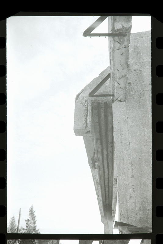 Kihelkonna lennubaasi säilinud lükandukse kinnitustala ja kronstein, 1987