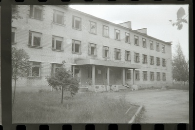 Kiltsi lennuväljakompleksi staabihoone, 02.09.1993  duplicate photo