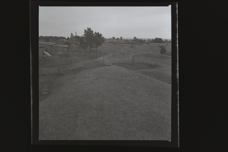 Vaade Sõru patarei eesvallile põhjast 4. suurtükipositsioonilt, 1988