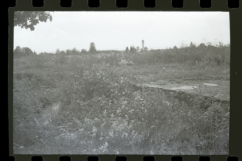 Sõru patarei eesvall, taamal Sõru liitsihi t/t, 1985