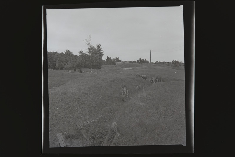 Sõru patarei eesvall, lõhestatud kaevikutega, 1988