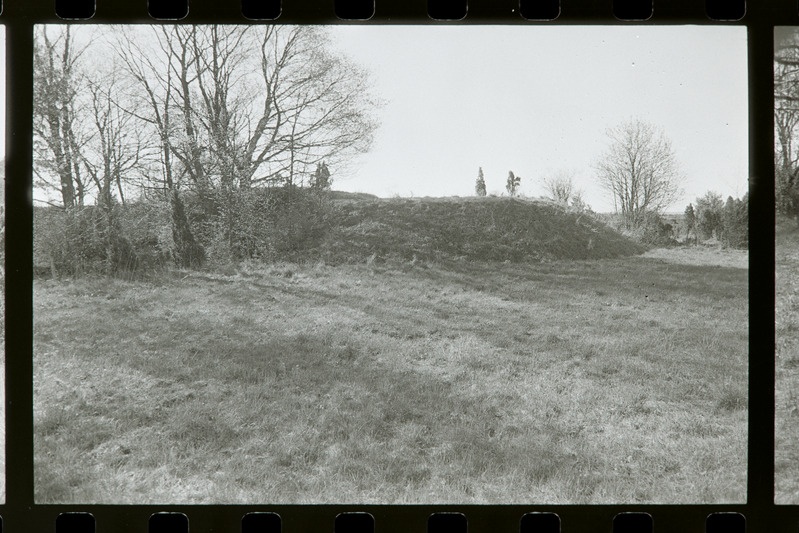 Vaade eemalt Võiküla 10" patarei 1. suurtüki eesvallile, 17.05.1988