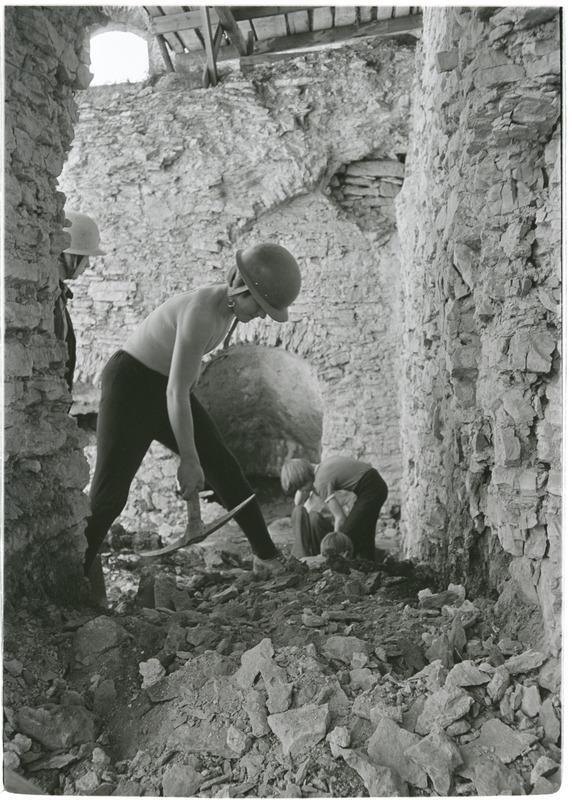 Rakvere "Kodulinna" lapsed linnuses tööl