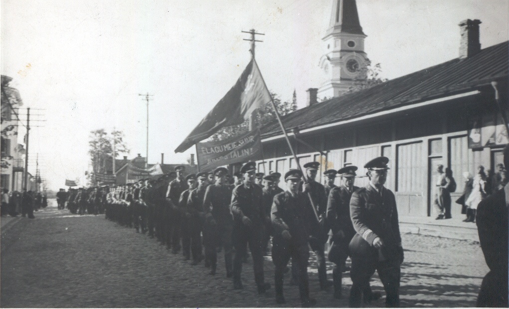 Foto. Võru kohalik garnison marsib 1940.a. augustis Võrus Lenini  tänaval.