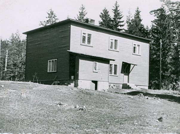Photo. House in Hullos, where s. Zinkova lives. Uniforms. Black and white.