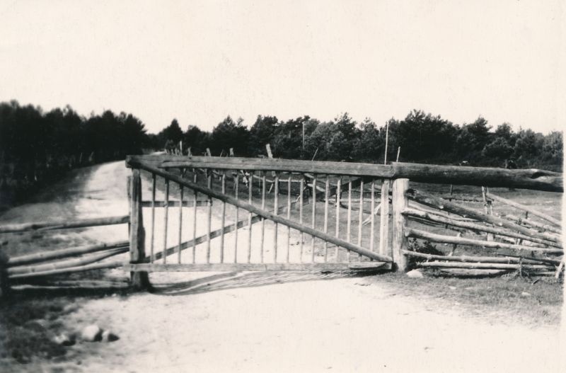 Photo. Uniforms. The gate near the village of Hullo. 18.08.1924. Photographer. G. Vilbaste.