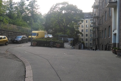 Helsinginkatu 12. Näkymä Helsinginkatu 12:n talon Aadolfinkadun puoleiselle, kevätauringossa kylpevälle sisäpihalle rephoto