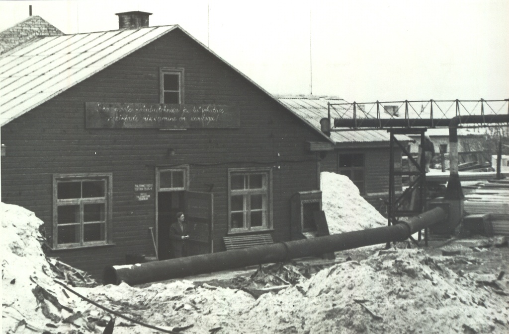 Foto.   Võru MEK-i ehitus- ja tootmisjaoskonna enshaustersüsteem saepuru transportimiseks katlamaja kütteks.
