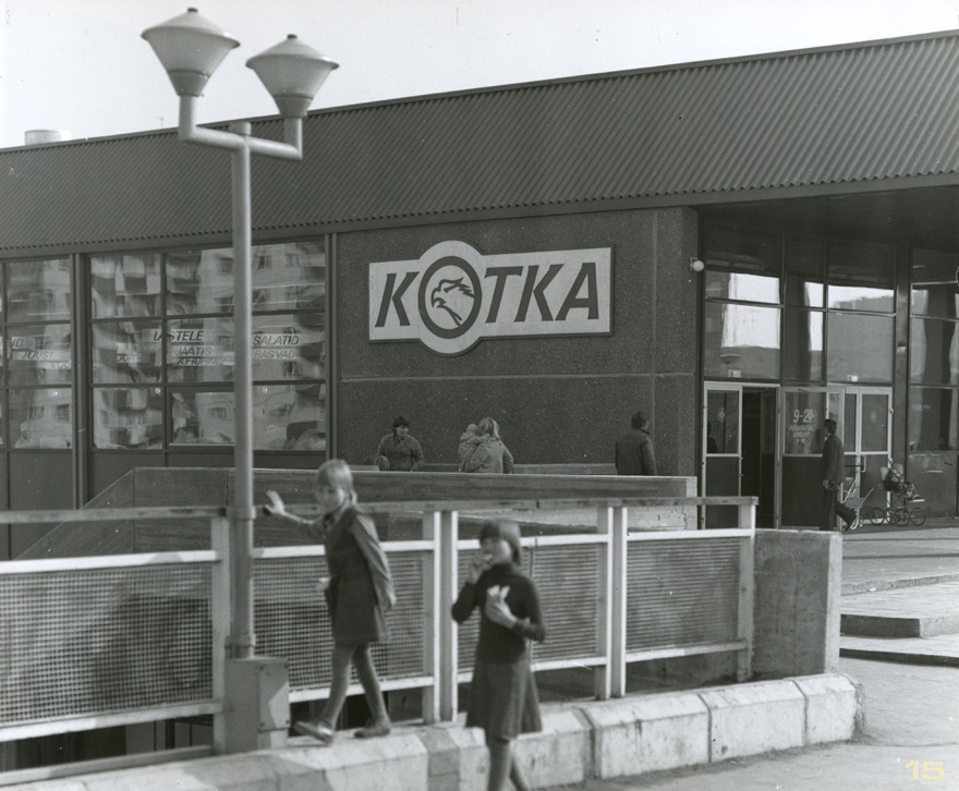 "kotka" store in Lasnamäe, facade fragment with children at the forefront