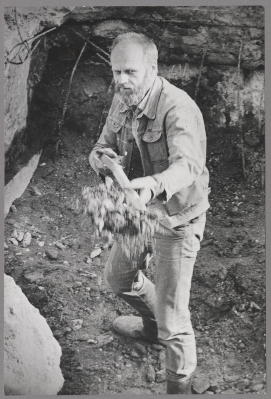 Jüri Arrak kaevamas