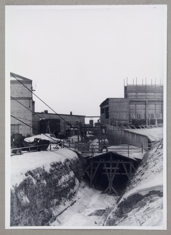 Stone oil. Start of the rope, which leads to the ash mountain