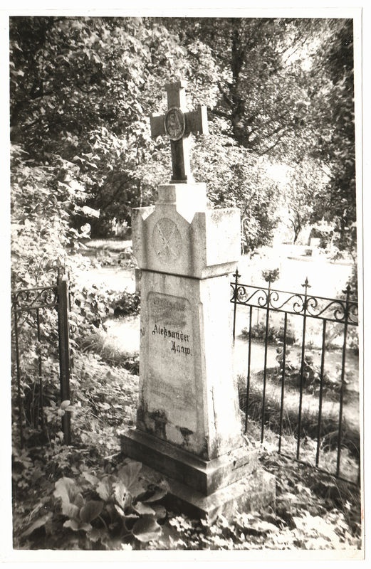 Nissi kirikuaed, paest hauatähis Aleksander Raavile