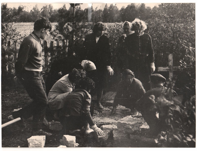 Nikolai Triigi matmispaika kujundamas Leetse-Lepiku kalmistul