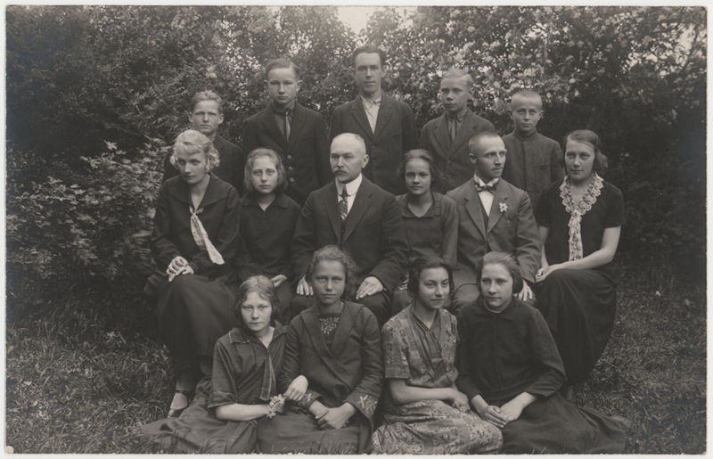 Valtu Algkooli VI klassi lõpetajad, keskel juhataja Jakob Sülla