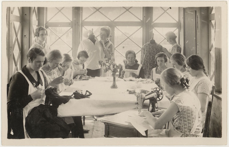 Keila Algkooli täiendusklassi õpilased õmblemas