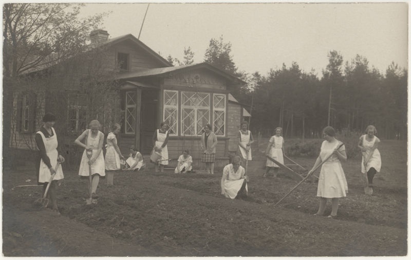 Keila Algkooli täiendusklassi õpilased aiatööl õpetaja E. Kristall