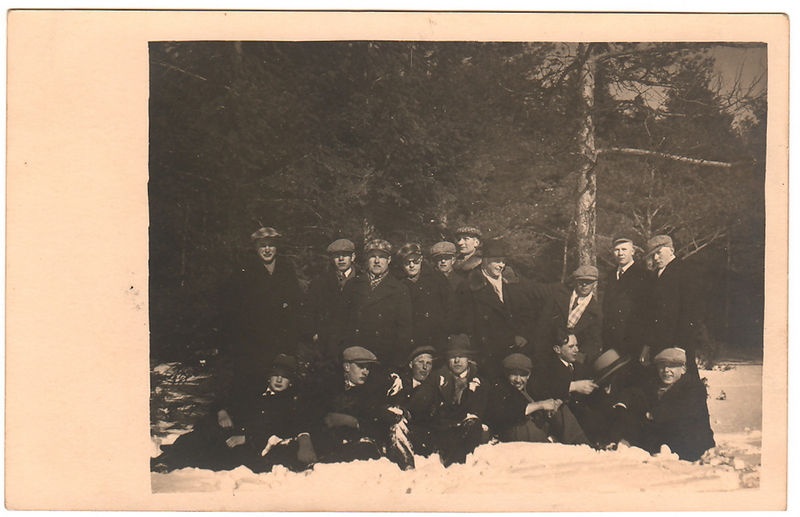 Grupp mehi talvises metsas