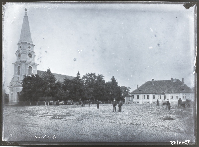 Võru, Turuplats (Keskväljak), vasakul Võru Katariina kirik.