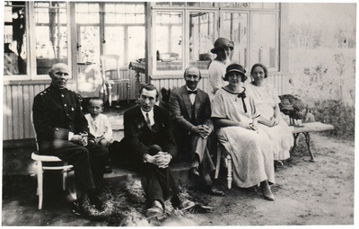 Keila alevis Jacobseni maja ees  duplicate photo