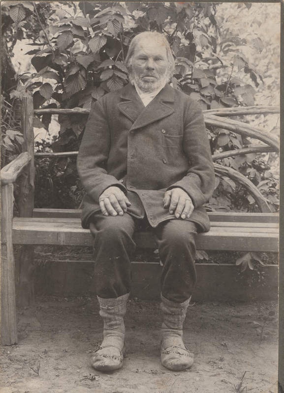 Talumees istub pingil